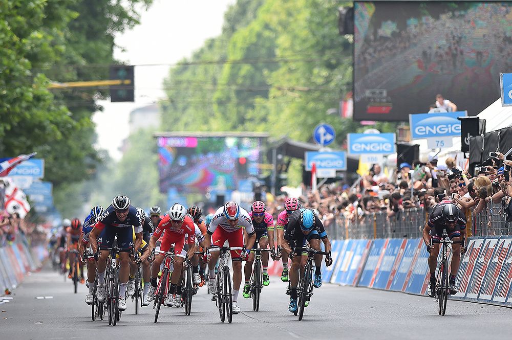 The bunch closes in on the finish line at the final stage of the 2015 Giro d'Italia.