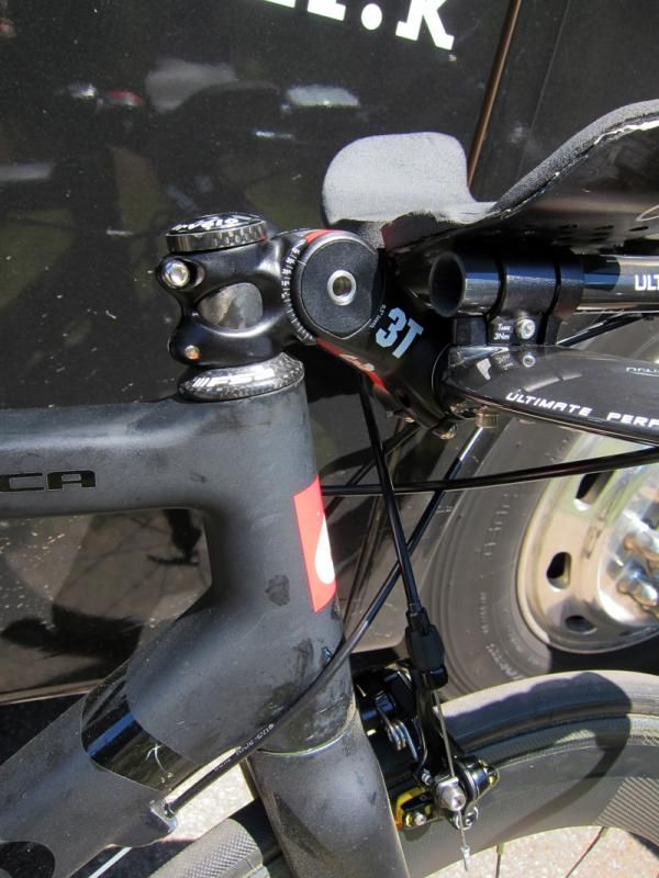 The R5ca's longer head tube demanded a hinged stem on Christian Vande Velde's (Garmin-Cerv&eacute;lo) trick hybrid setup.