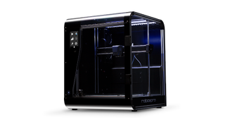 En 3D-printer av typen CEL-UK RoboxPro mot en hvit bakgrunn.