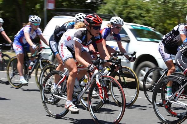 One of the pre-race favorites, Vicki Whitelaw (Lotto-Honda) in the bunch