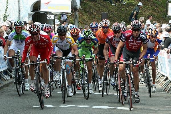 The peloton climbs the Mur de Huy in the early part of the race.