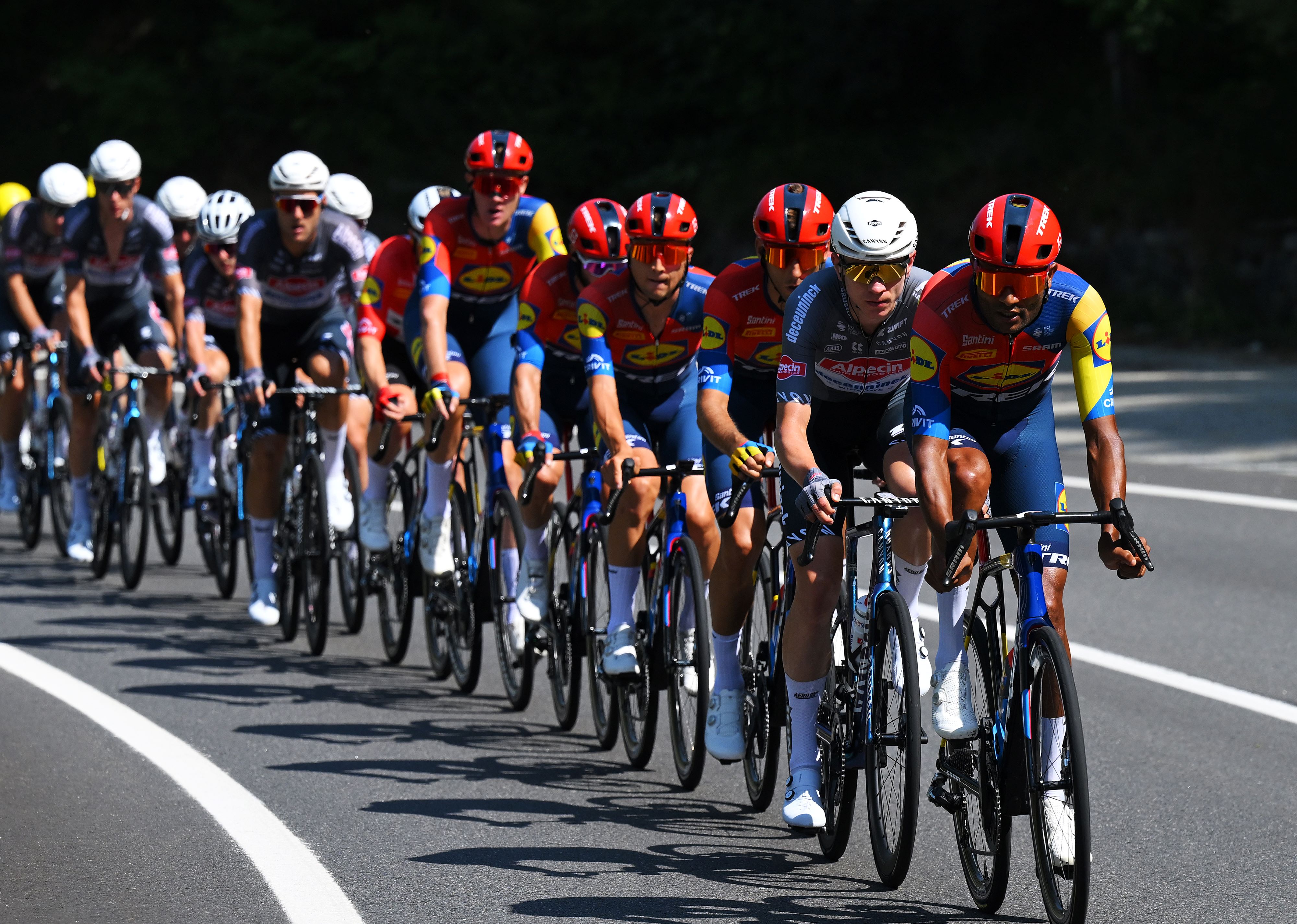 Lidl-Trek and Alpecin-Deceuninck lead the peloton on stage 4 of La Vuelta 2025