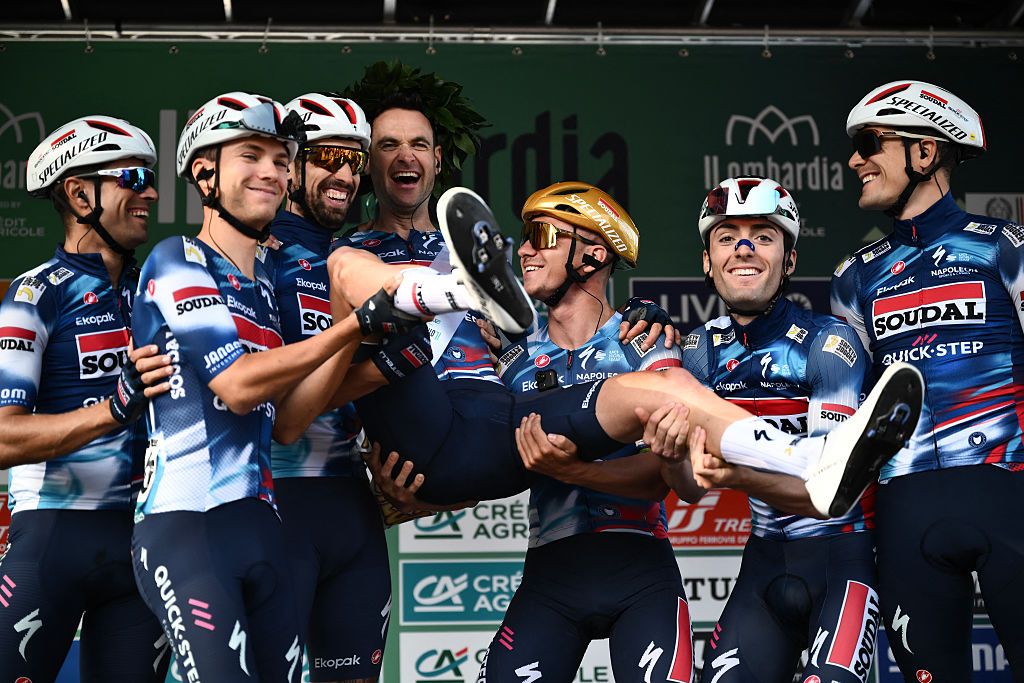 Soudal Quick-Step&rsquo;s Belgian rider Pieter Serry (C) is hoisted up by teammates as he celebrates his last race, ahead of the 119th edition of the Giro di Lombardia (Tour of Lombardy), a 238km cycling race from Como to Bergamo on October 11, 2025. (Photo by Marco BERTORELLO / AFP)