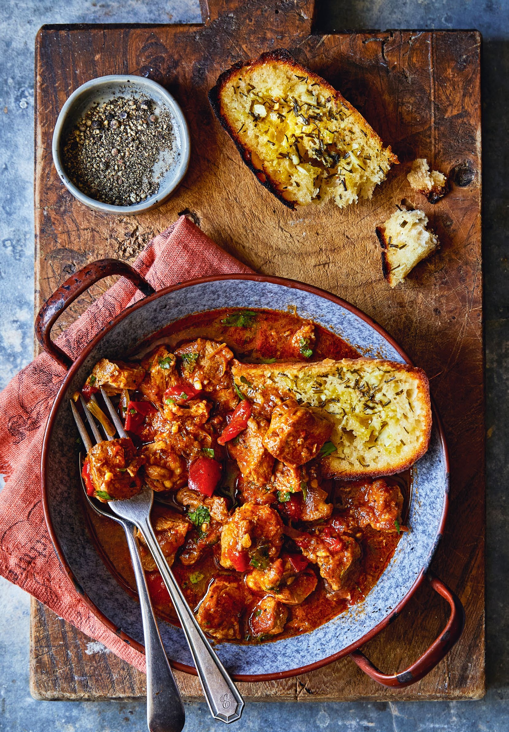 WOM542.recipes.pork_goulash_with_garlic_bread