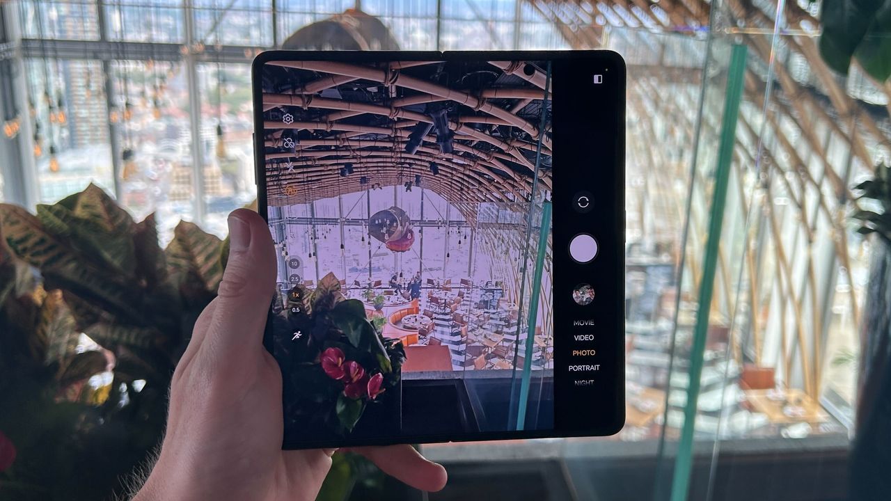 Honor Magic V2 camera display