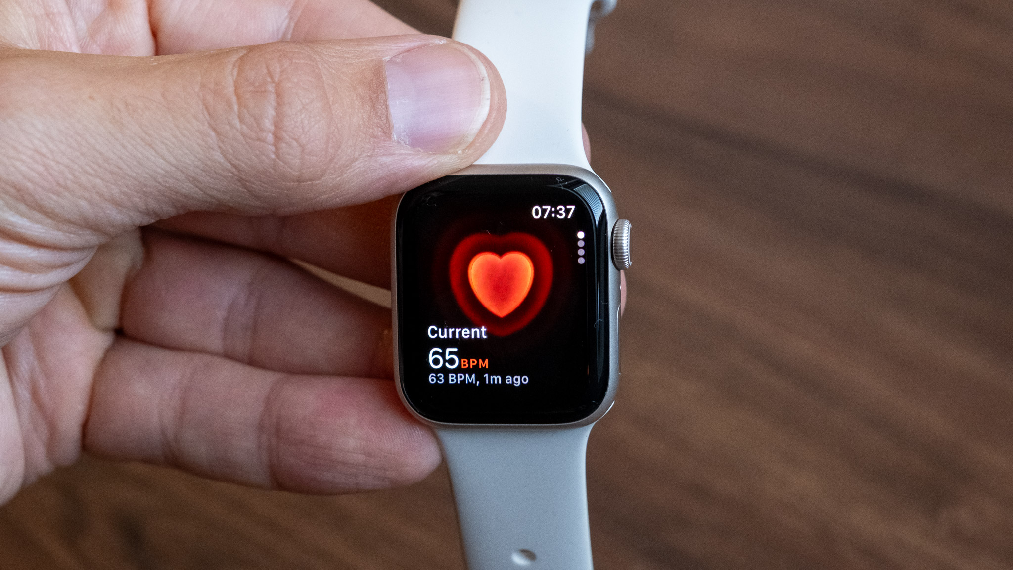 Apple Watch SE 3 in hand