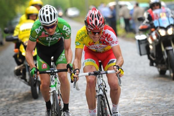Mark McNally (An Post - Sean Kelly) and Gaetan Bille (Wallonie Bruxelles - Credit Agricole) tackle a section of cobbles.