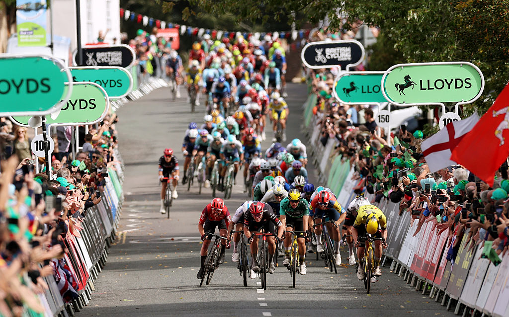 AMPTHILL, ENGLAND - SEPTEMBER 04: (L-R) Milan Menten of Belgium and Team Lotto, Alberto Dainese of Italy and Team Tudor Pro Cycling, Olav Kooij of Netherlands - Green Leader Jersey, Tim Torn Teutenberg of Germany and Team Lidl - Trek and stage winner Matthew Brennan of Great Britain and Team Visma | Lease a Bike sprint at finish line during the 21st Tour of Britain 2025, Stage 3 a 122.8km stage from Milton Keynes to Ampthill on September 04, 2025 in Ampthill, England. (Photo by Alex Livesey/Getty Images)
