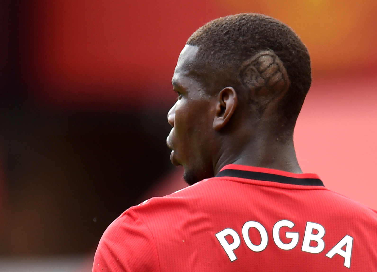 O meia do United Paul Pogba exibiu um novo corte de cabelo