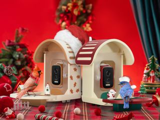 Vinguys Smart Feeder against a festive background