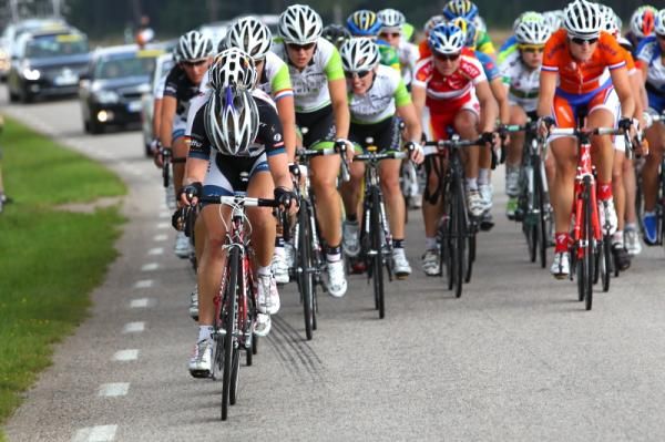 Tiffany Cromwell (Hitec Products) tries to initiate a chase to the leaders, but is marked by Nederland Bloeit.