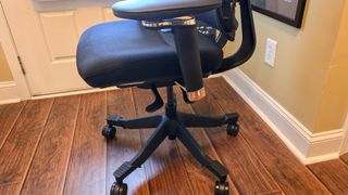 A side view of the FlexiSpot C7 Max's seat and adjustment lever