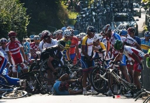 This big pile-up split the peloton and left Hushovd out of contention.