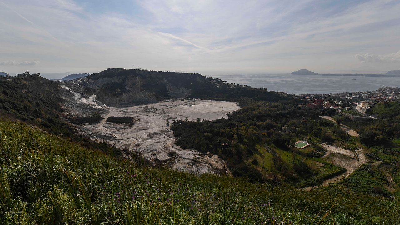 The system is likely to reach a breaking point: Major Italian volcano is speeding toward a transition, and a major eruption could be on the way The system is likely to reach a breaking point: Major Italian volcano is speeding toward a transition, and a major eruption could be on the way