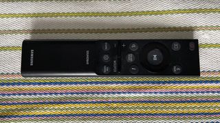 La télécommande de la barre de son Samsung HW-Q990C.