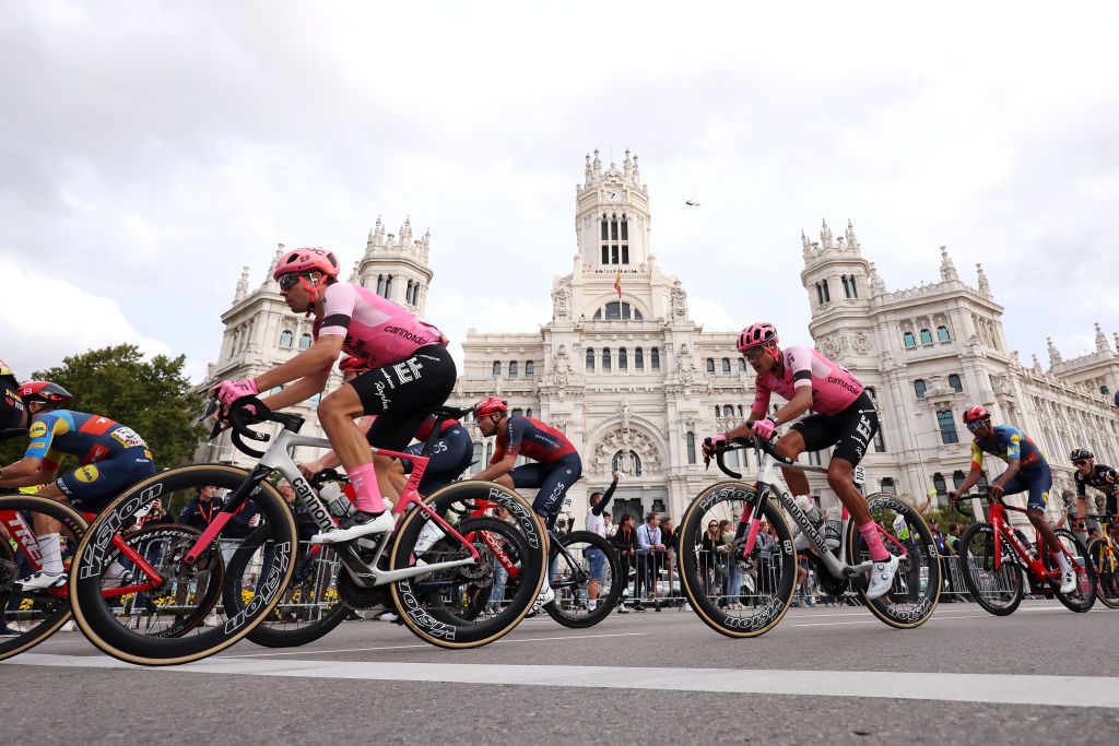Peloton races through Cibeles Plaza with the Madrid City Hall in the background