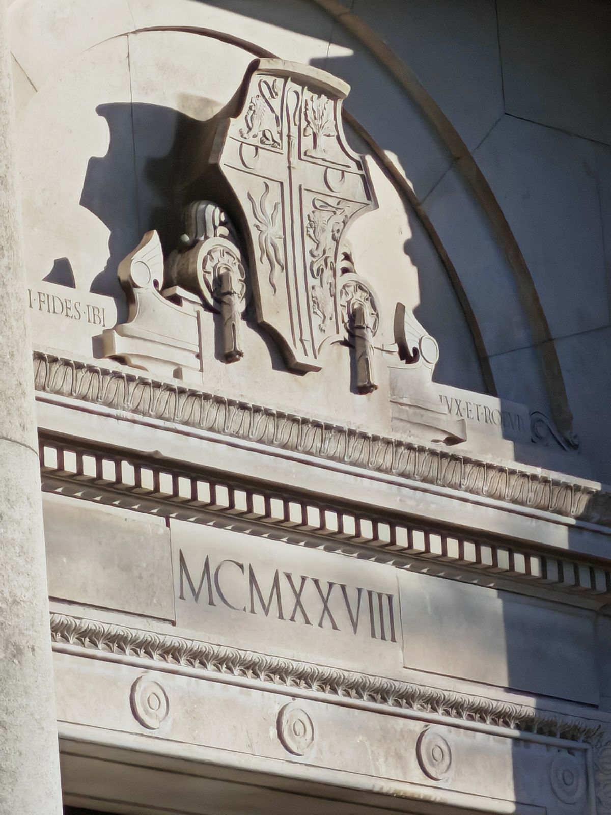 Honor Magic V2 sample photo showing Williamson Art Gallery &amp; Museum entrance at 10x zoom