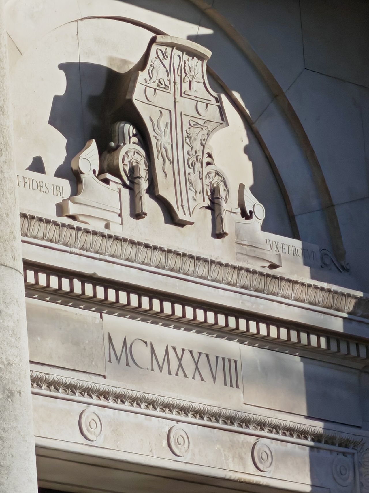 Honor Magic V2 sample photo showing Williamson Art Gallery &amp; Museum entrance at 10x zoom