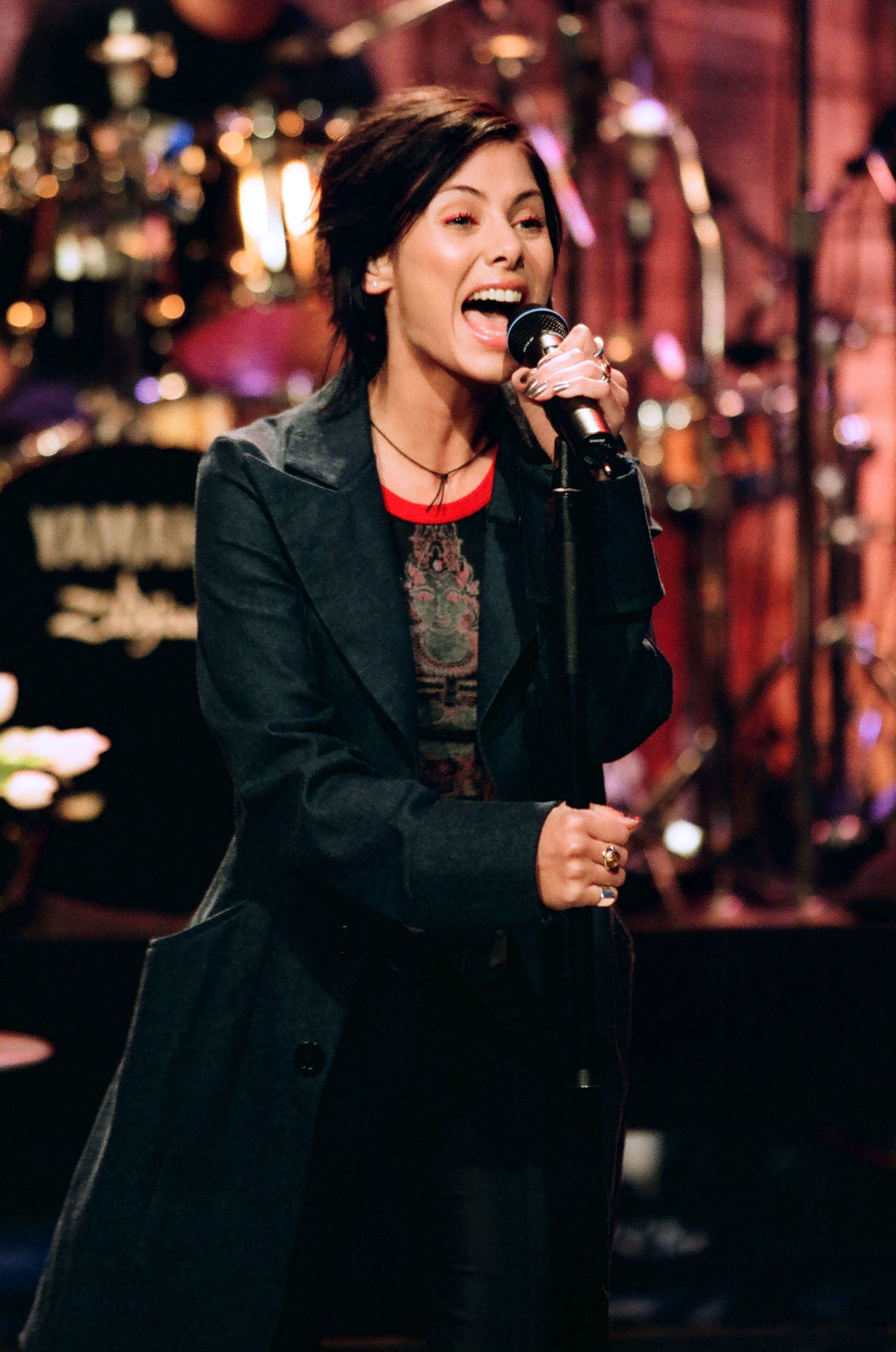 Natalie Imbruglia actuando en The Tonight Show con Jay Leno en 1998