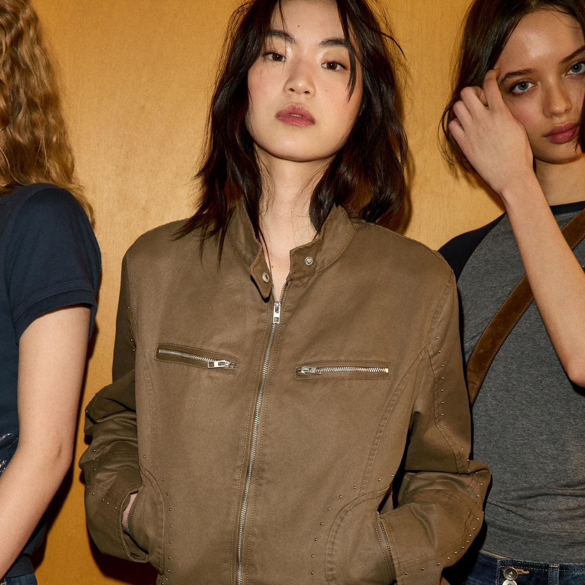 Model wears Zara spring fashion trend 2026. 