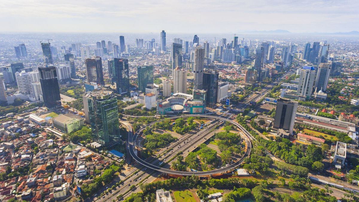 An image of Jakarta&amp;#039;s skyline with high rise buildings