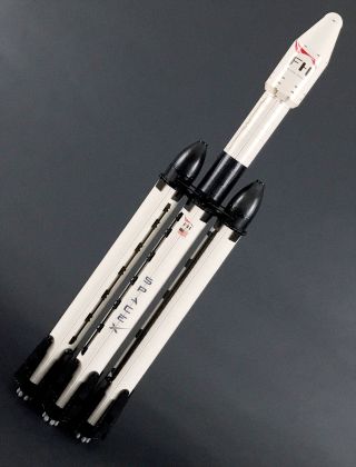 Kevin Hehmeyer's SpaceX Falcon Heavy rocket qualified for the second 2018 Lego Ideas Review after receiving 10,000 votes.