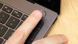 Maitinimo mygtuke yra pirštų atspaudų skaitytuvas, skirtas prisijungti biometriniu būdu per „Windows Hello“.