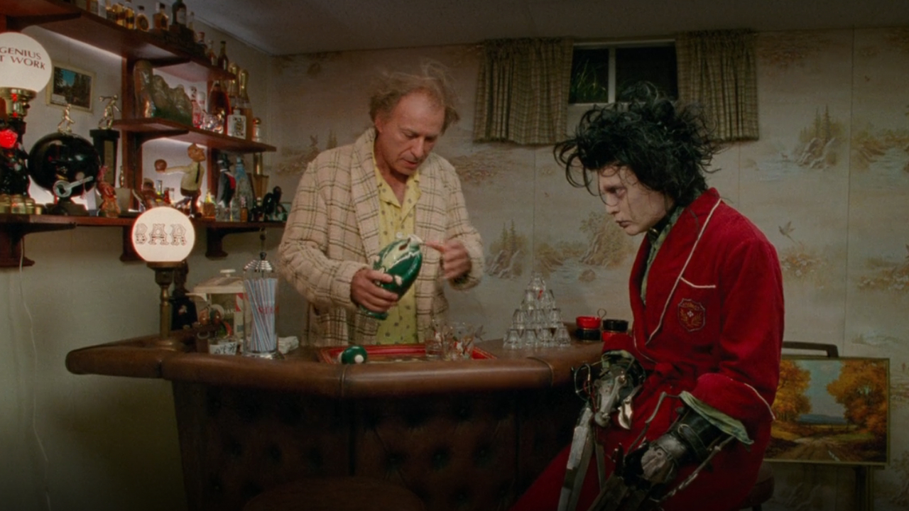 Edward Scissorhands'da Johnny Depp ve Alan Arkin