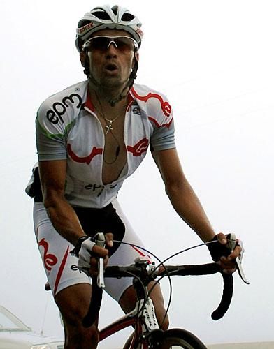 Mauricio Ortega (Equipo Une) goes solo in pursuit of the stage win.