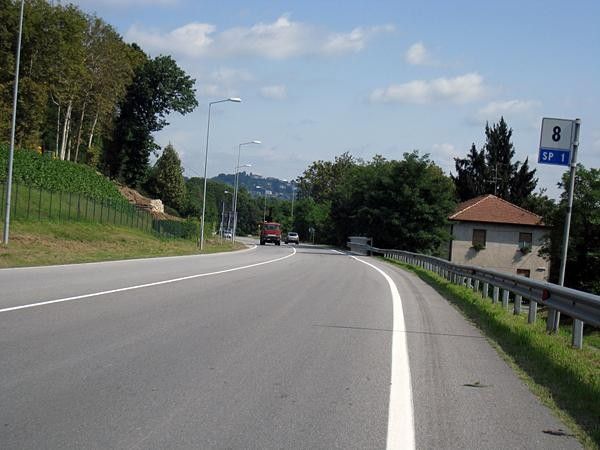 The riders will be on the flat of Lungolago della Schiranna following a left turn at the roundabout.