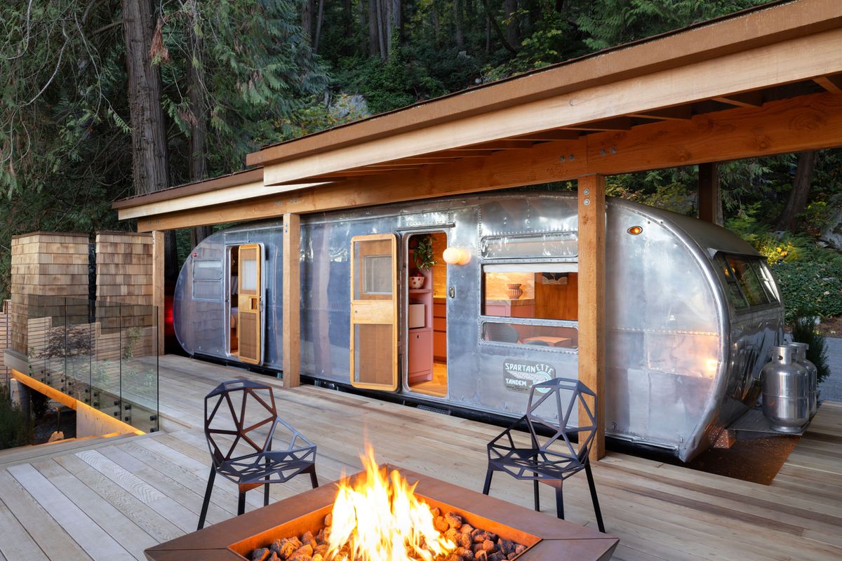 À l'intérieur d'une caravane transformée en maison d'hôtes avec jardin avec des intérieurs incroyables