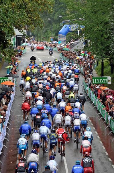 The riders climb the Cauberg in Valkenburg in Vuelta a Espa&ntilde;a stage four.