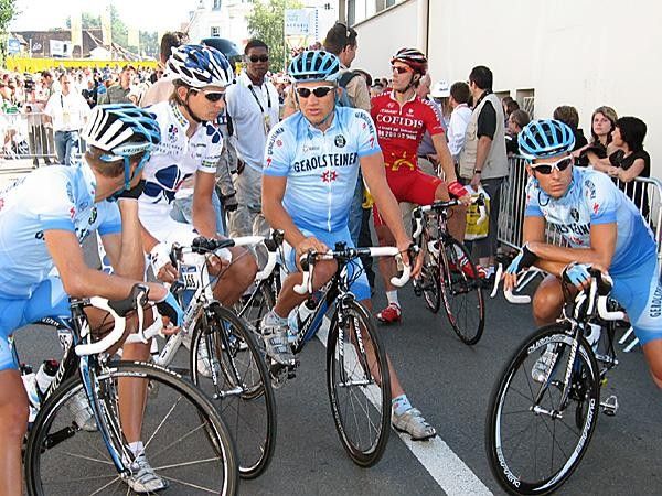 A small meeting before the start of the day.
