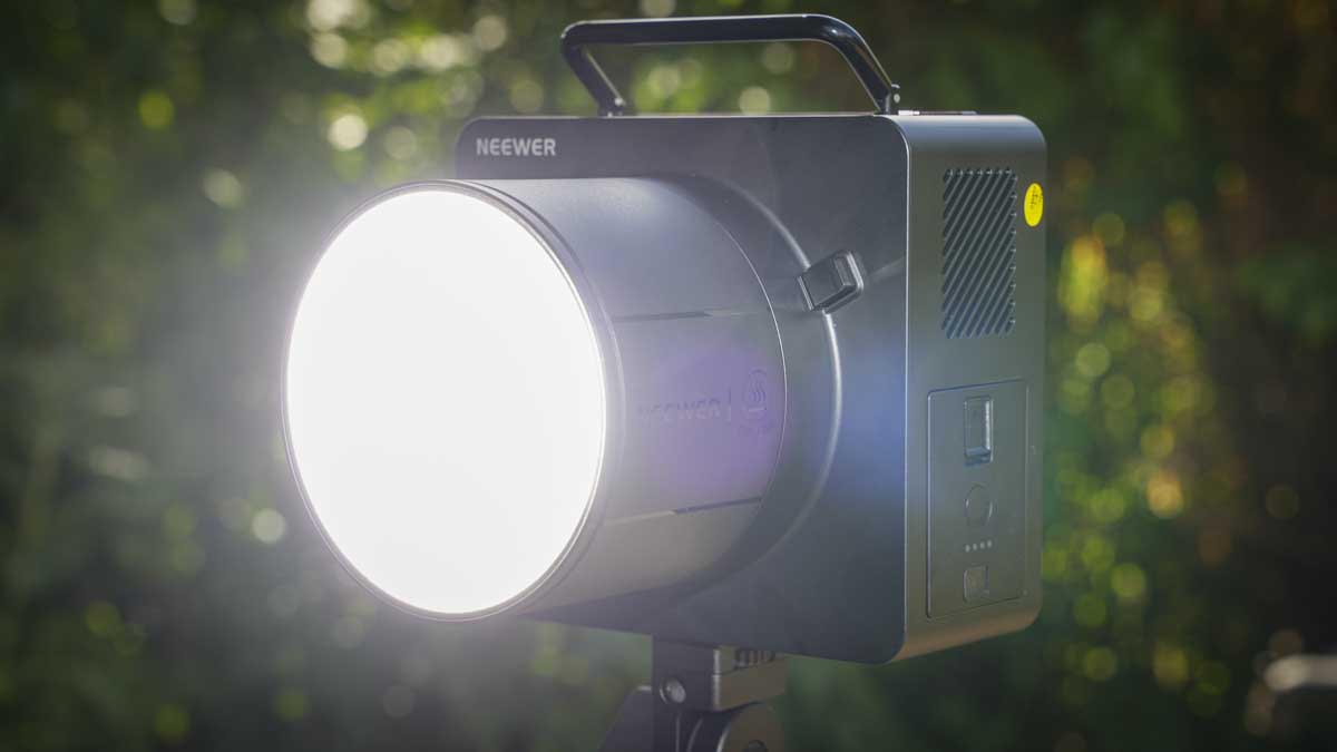 Neewer Q6 strobe light outside
