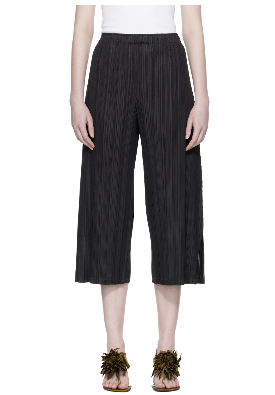 Black cropped pleated trousers.
