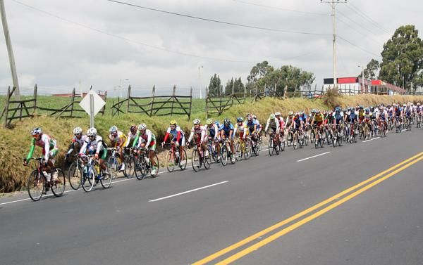 The peloton makes its way from Ambato to Riobamba.