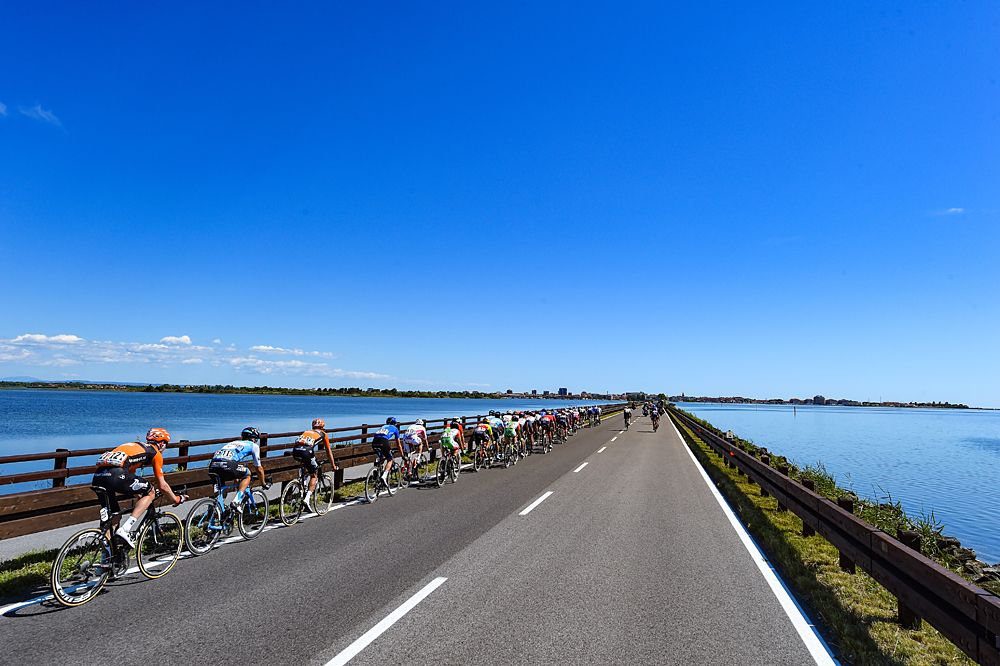 The peloton during stage 4 at Adriatica Ionica Race