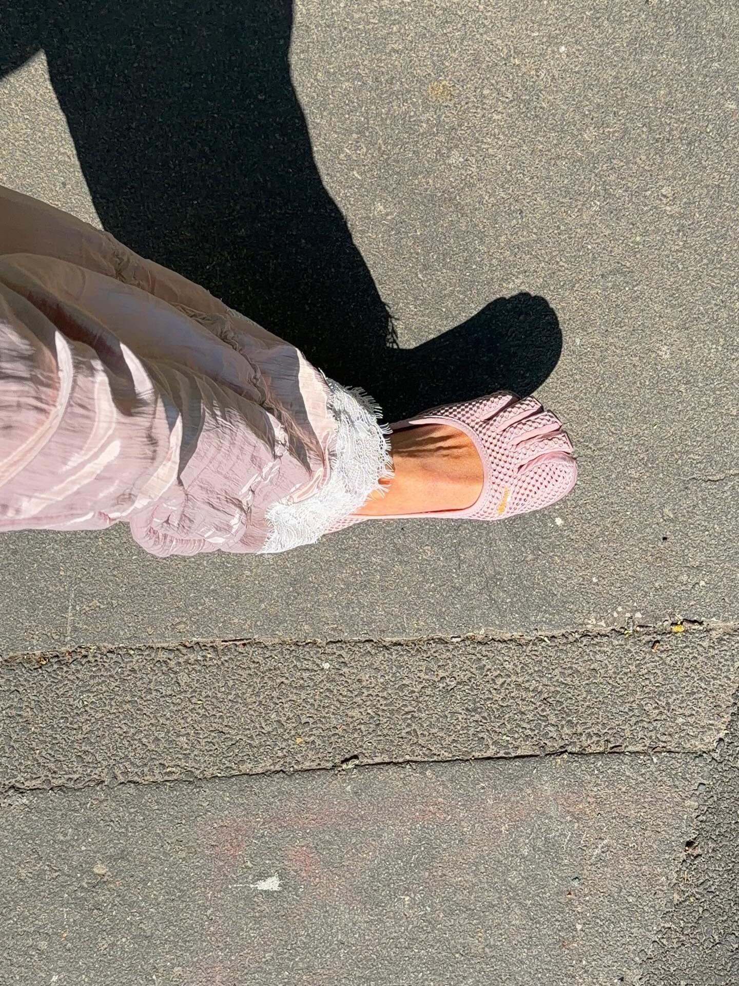 Evie Mills wears a divisive shoe trend spring 2026. She wears baby pink vibram five finger shoes.
