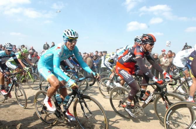 BMC's Greg Van Avermaet through the Quievy a Saint - Python