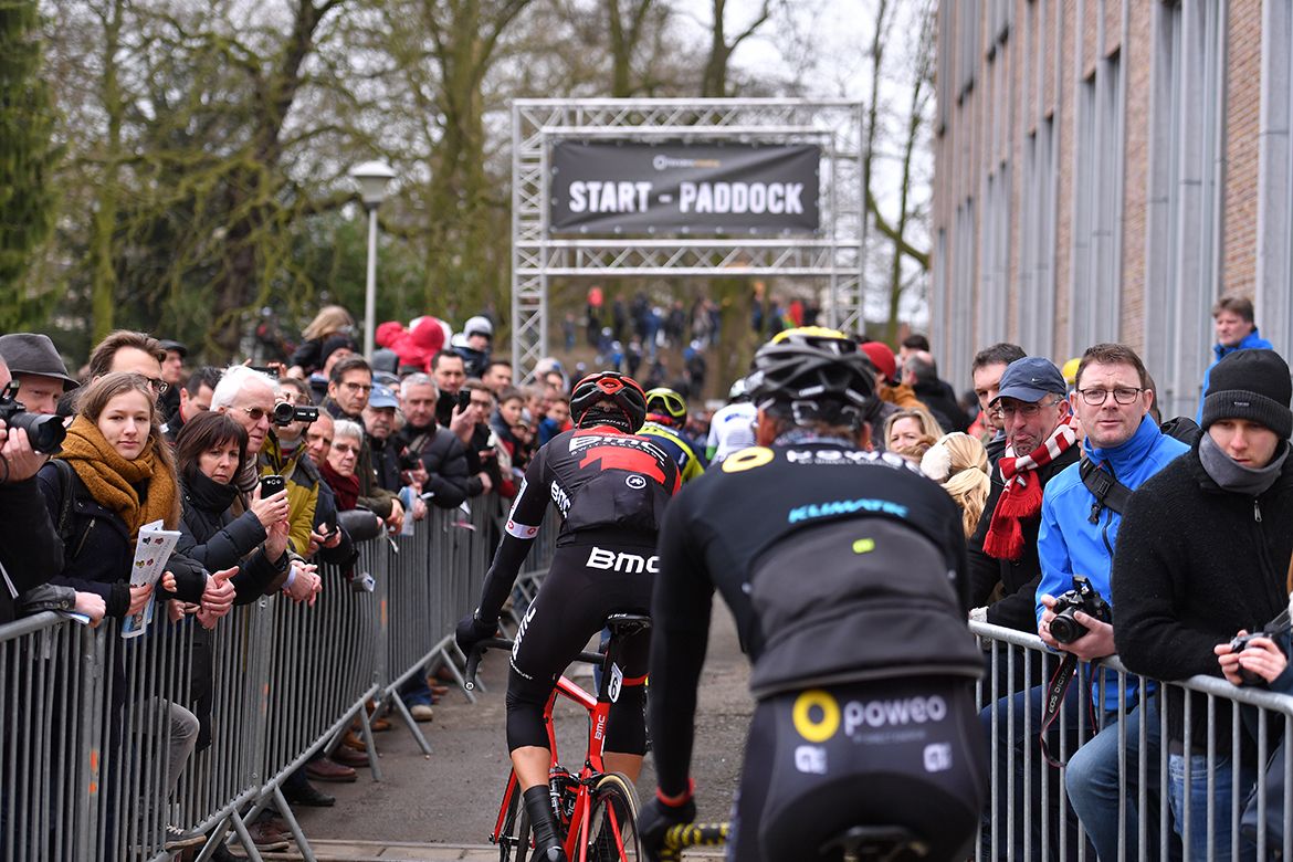 Riders headed to the Omloop Het Nieuwsblad start line
