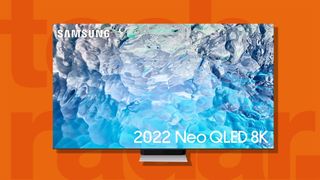 Beste 85 tommer TV: En Samsung TV mot orange bakgrunn