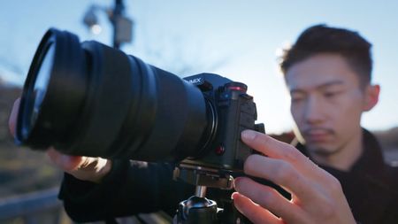 Videographer using the Panasonic Lumix S1R II 