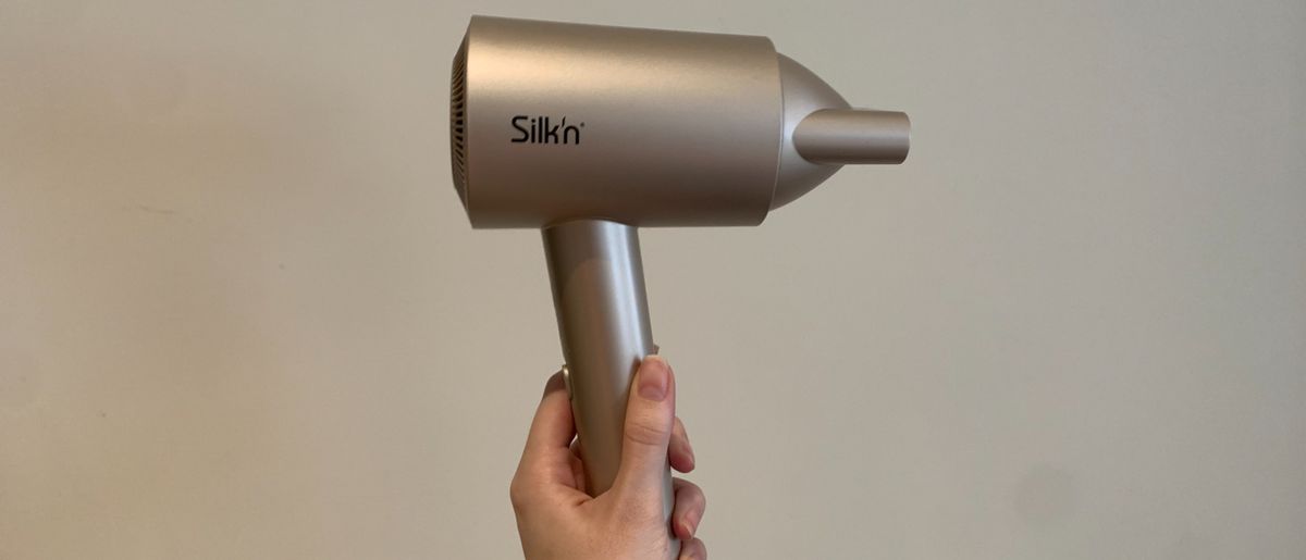 Silk&#039;n silkyair pro being held against a white background