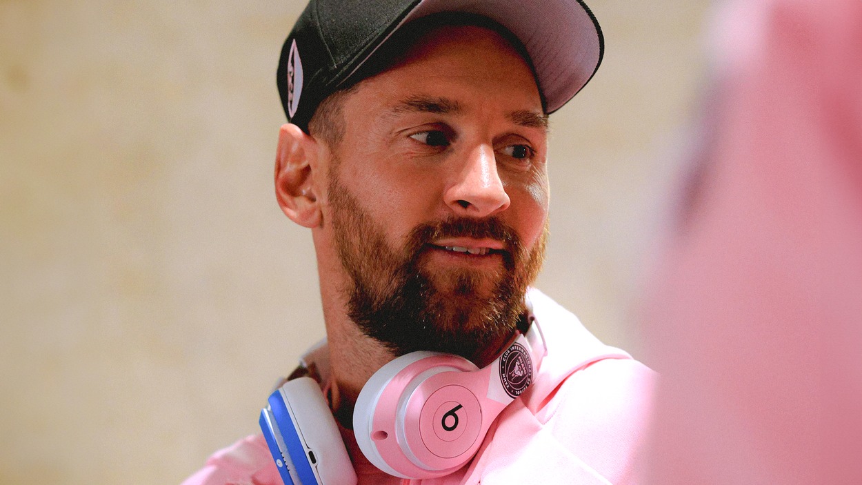 Lionel Messi wearing a pair of Beats over-ears in pink