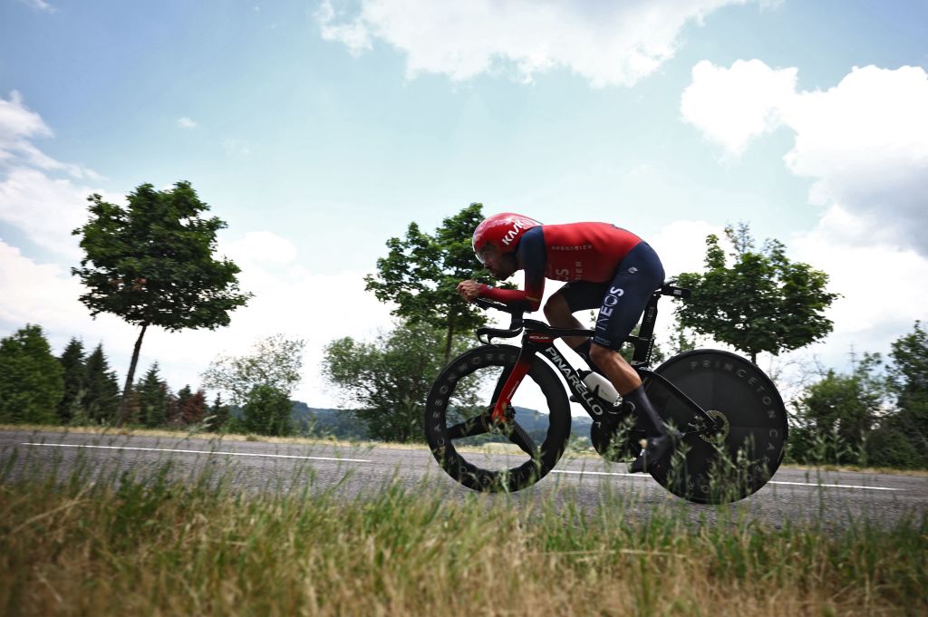 Jonathan Castroviejo beim Zeitfahren der 4. Etappe des Criterium du Dauphiné 2023