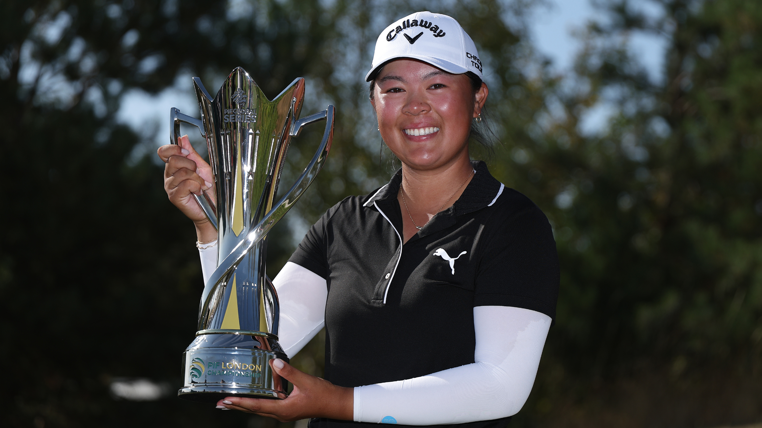 Anna Huang holds the PIF London Championship trophy