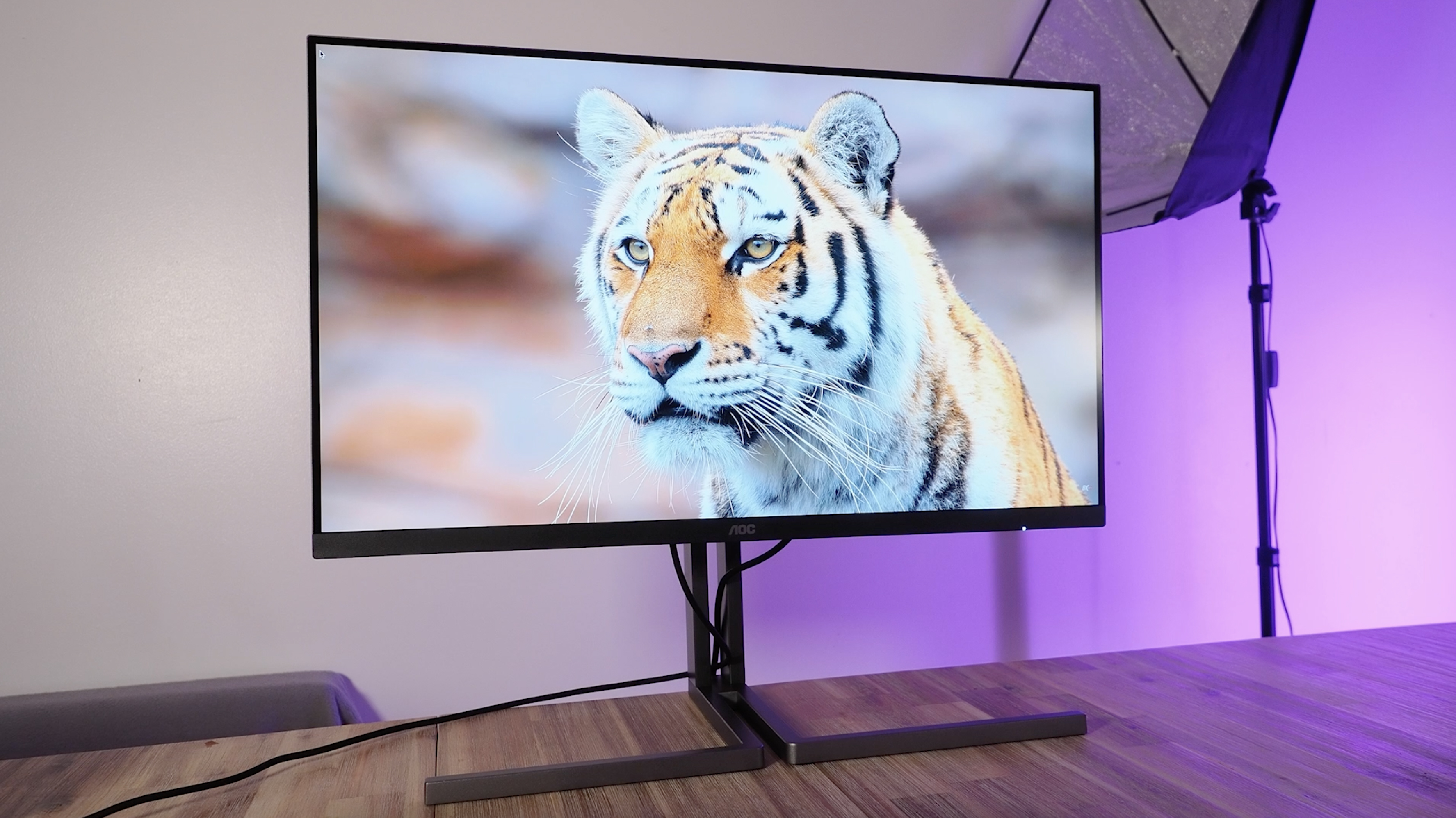 AOC U32U3CV monitor on a wooden surface