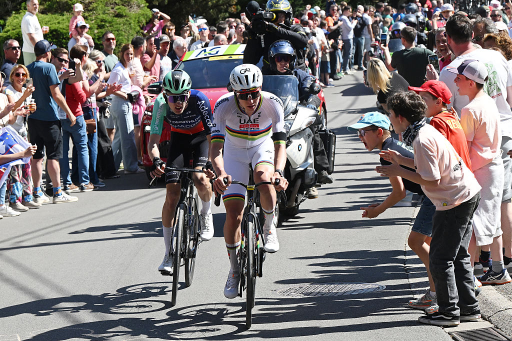 Paul Seixas y Tadej Pogacar se enfrentan en la escapada de la Côte de la Roche-aux-Faucons