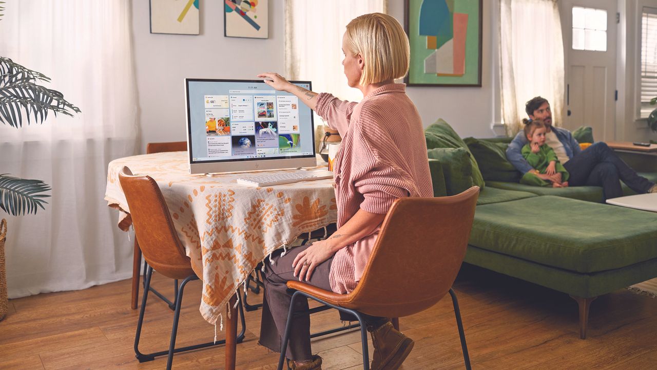 HP Envy Move all-in-one PC 23.8-inch lifestyle image