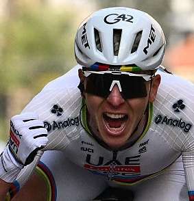 Araabia Ühendemiraatide sloveenia rattur Tadej Pogacar tähistab 21. märtsil 2026 Sanremos toimuva 117. Milano – Sanremo klassikalise ühepäevase rattasõidu võitu üle finišijoone. (Foto Marco BERTORELLO / AFP)